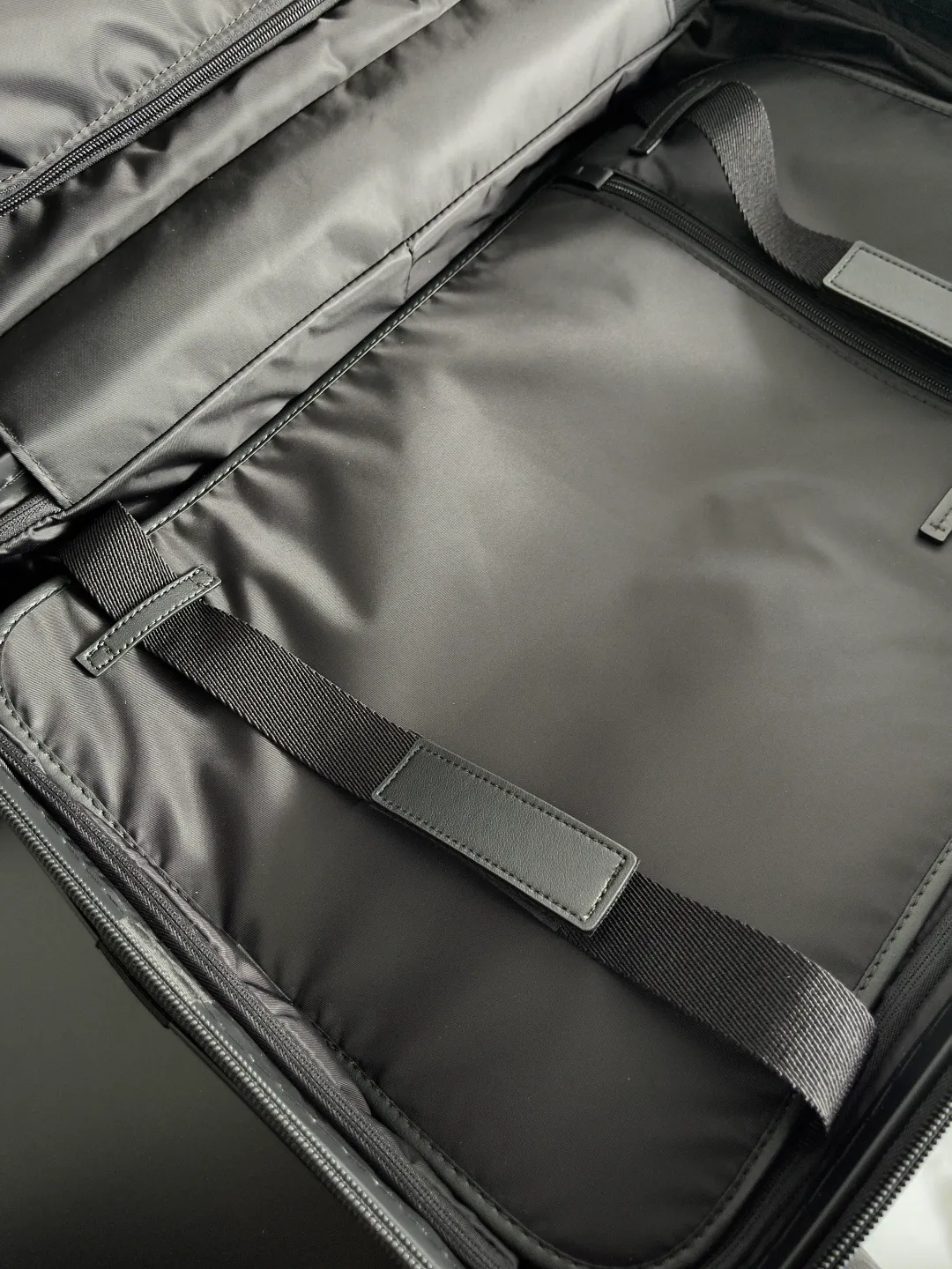 Batch 2320 BOTTEGA VENETA 2025 new Odyssey suitcase. The design of this suitcase is really amazing! ! ! ! Designed using BV’s iconic weaving process, the leather handle is made of calfskin ~ four silent caster wheels ~ and comes with a detachable leather luggage tag. Good looks and pragmatism at the same time🖤 Dear friends, do you often worry about not having the right equipment when you travel frequently? BV’s new woven plaid carry-on suitcase is tailor-made for our business trip party😎. This woven plaid design is so unique that you can distinguish it from others at the airport at a glance, so you no longer have to worry about picking up the wrong one. And the size is just right, so you can easily take it on the plane and avoid the trouble of waiting for check-in. Style number: 822479 Size: 55*35*21cm